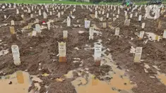 Genangan air terlihat di Taman Pemakaman Umum (TPU) Bambu Apus, Jakarta Timur, Selasa (16/2/2021). Petak makam untuk jenazah korban COVID-19 di TPU Bambu Apus dipersempit dari semula berukuran 2,5 meter x 1,5 meter menjadi 2,2 meter x 1,2 meter per petak makam. (Liputan6.com/Herman Zakharia)