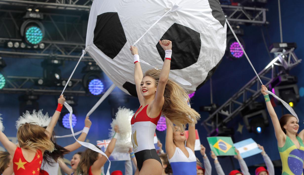 Penari menggunakan seragam negara kontestan saat tampil pada pembukaan Piala Dunia 2018  di Luzhniki stadium, Moskow, Rusia, (14/6/2018). Rusia dan Arab Saudi tampil pada laga pembuka. (AP/Vadim Ghirda)
