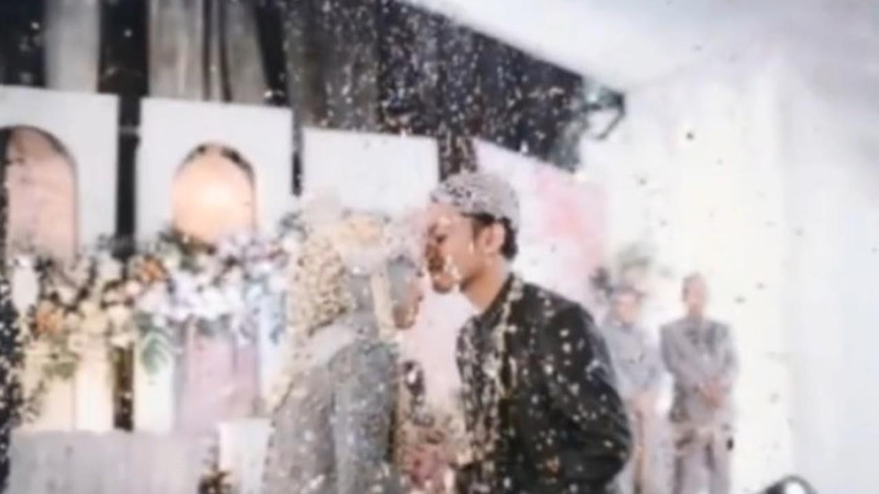 Momen sakral saat ciuman kening pertama dari suami juga jadi gagal saat diedit dengan tamplate bawaan aplikasi. Pengantin perempuan tiba-tiba berubah mengenakan busana dress pendek di pinggir jalan.
