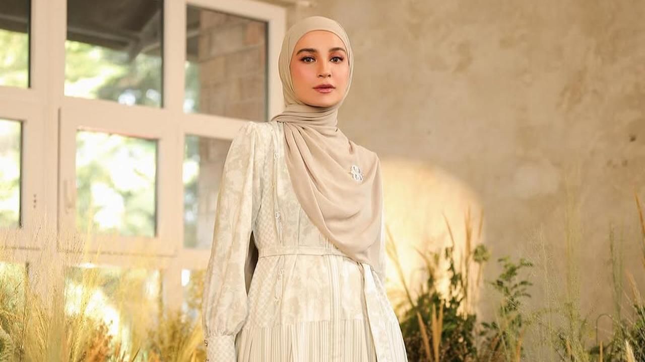 7 Potret Shireen Sungkar yang Membuktikan Modis dan Syar'i Bisa Seimbang