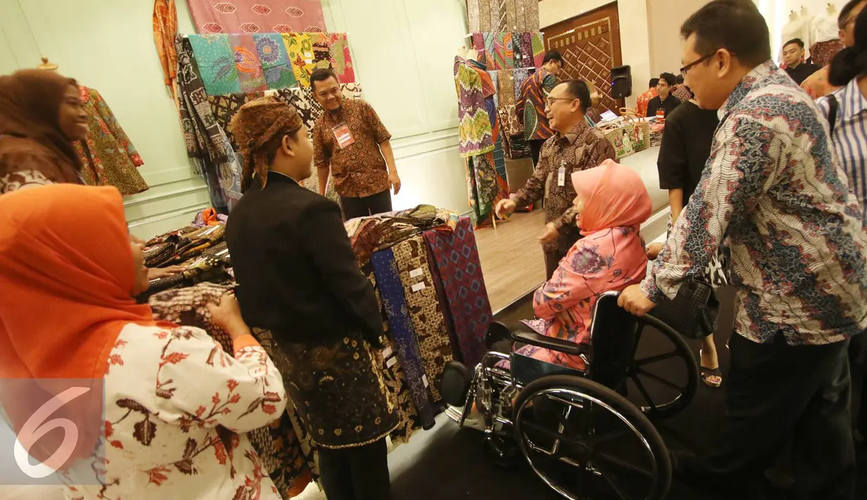 Pengunjung melihat produk yang ditawarkan dalam pemeran bertajuk Karya Kreatif Indonesia di Balai Kartini, Jakarta, Jumat (26/8). Pameran tersebut berlangsung pada 26-27 Agustus 2016. (Liputan6.com/Immanuel Antonius)