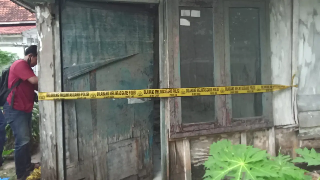 Rumah korban tempat pesta miras oplosan disegel polisi. (Adirin/Liputan6.com)