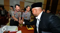 Wakapolri Komjen Budi Gunawan bersalaman usai mengikuti rapat kerja dengan Komisi III DPR di Komplek Parlemen, Jakarta, Kamis (02/07/2015). Rapat membahas persiapan pengamanan pilkada, pelaksanaan 11 program prioritas Polri. (Liputan6.com/Andrian M Tunay)