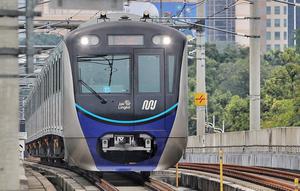 Rangkaian kereta MRT melintas menuju stasiun di Jakarta, Kamis (20/10/2022). Setelah penaikan pada 3 September 2022, rata-rata pengguna MRT per hari mengalami kenaikan rata-rata sebesar 3,8 persen dari 61.014 orang per hari menjadi 63.339 orang per hari. (Liputan6.com/Angga Yuniar)