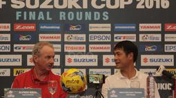 Alfred Riedl dan Nguyen Huu Thang terlihat bercanda saat mengikuti press conference jelang Semifinal AFF Cup 2016 di Aston Hotel, Sentul, (2/12/2016). (Bola.com/Nicklas Hanoatubun)