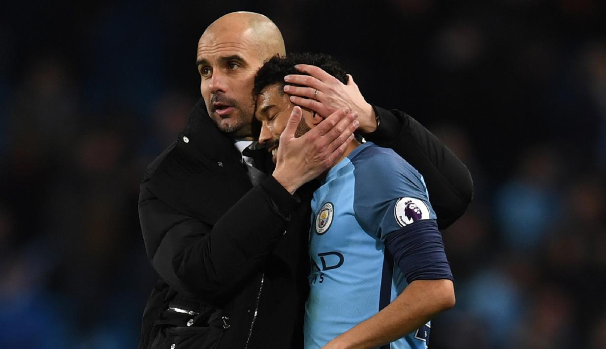 Pelatih Manchester City, Pep Guardiola memberikan dukungan kepada anak asuhnya Gael Clichy usai laga melawan Stoke City  pada lanjutan Premier League di Etihad Stadium, (8/3/2017). Manchester City bermain imbang 0-0.  (AFP/Paul Ellis)