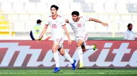 Striker Timnas Iran, Sardar Azmoun, saat selebrasi seusai menjebol gawang Vietnam pada laga kedua Grup D Piala Asia 2019 di Al Nahyan Stadium, Abu Dhabi (12/1/2019). (AFP/Khaled Desouki)