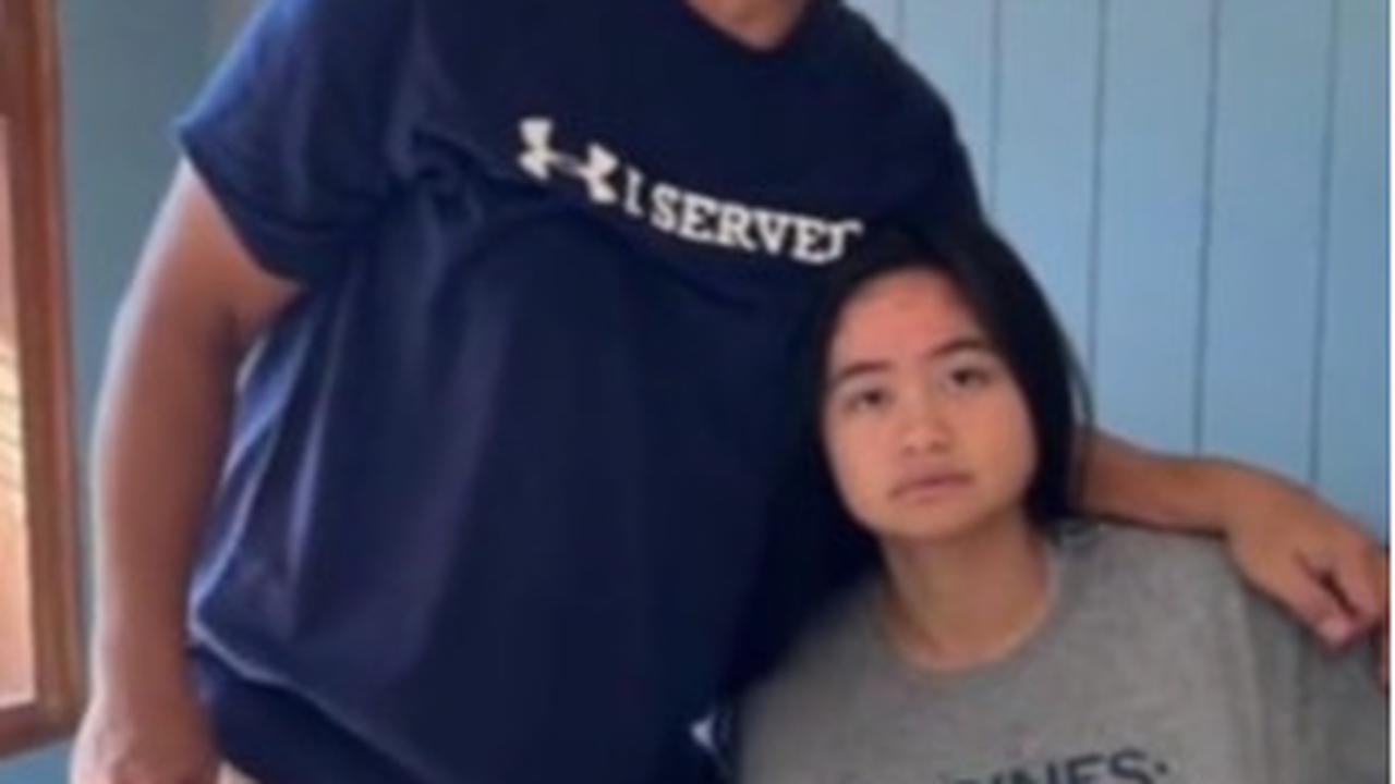 Dalam potret lainnya, Maruli juga nampak berdiri dan berpose bareng sang putri. Meski tak terjun di dunia militer selayaknya sang ayah, sang putri nampak bertubuh tegap nan cantik jelita.