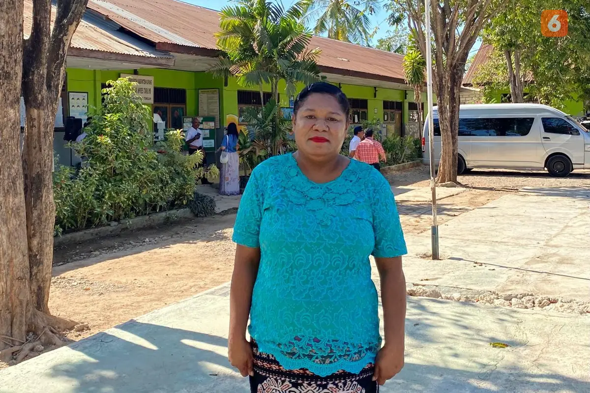 Mama Yane mengaku bangga, anak laki-lakinya Christian yang merupakan siswa dari Sekolah Dasar (SD) Inpres 1 Kupang, Nusa Tenggara Timur (NTT) kini sudah bisa membaca dan menulis (Dok. Liputan6.com/Teddy Tri Setio Berty).
