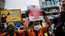 Pekerja alih daya (outsourcing) maskapai penerbangan Lion Air saat menggelar unjuk rasa di Gedung Lion Tower, Jakarta, Senin (13/7/2020). Aksi yang diikuti ratusan orang ini menuntut hak yang disebut belum dibayarkan oleh manajemen perusahaan. (Liputan6.com/Faizal Fanani)