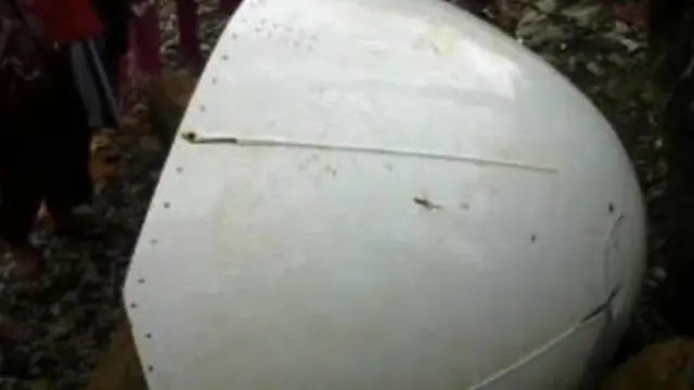 Benda yang diduga moncong pesawat AirAsia QZ8501 ditemukan nelayan Tanjung Nyiur