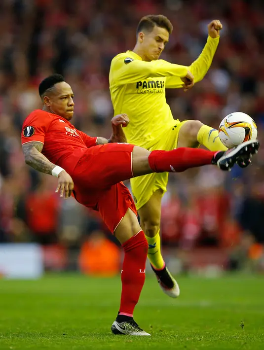 Bek Liverpool, Nathaniel Clyne (kiri) berebut bola dengan gelandang Villarreal, Denis Suarez pada leg kedua liga Europa di stadion Anfield, Liverpool, Inggris, (5/6). Liverpool menang atas Villarreal dengan skor 3-0. (Reuters/Phil Noble)
