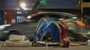 Seorang pria tunawisma tidur di dalam tendanya di trotoar di bawah jalan layang di pusat kota Sao Paulo, Brasil pada Rabu malam, 26 Januari 2022. Sensus baru menunjukkan populasi tunawisma di Sao Paulo telah meningkat 30% selama pandemi COVID-19. (AP Photo/Andre Penner)
