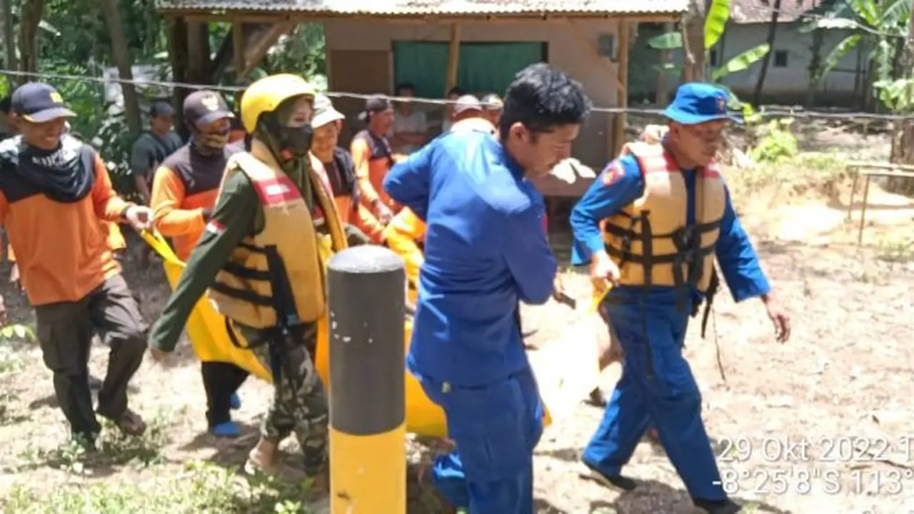 Ti m Gabungan SAR gabungan evkasi korban tengelam di sungaio Mayang Jember (Istimewa)