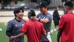 Pelatih Kepala Timnas Indonesia, Shin Tae-yong (kanan kedua) bercanda dengan pemainnya, Riko Simanjuntak dan penerjemahnya, Jeong Seok-seo saat latihan perdana Timnas Indonesia yang berlangsung di Stadion PTIK, Jakarta, Senin (20/03/2023) sore WIB. Skuad Garuda rencananya akan melakoni laga FIFA Match Day melawan Burundi pada 25 dan 28 Maret 2023 di Stadion Patriot Candrabhaga, Bekasi. (Bola.com/Bagaskara Lazuardi)