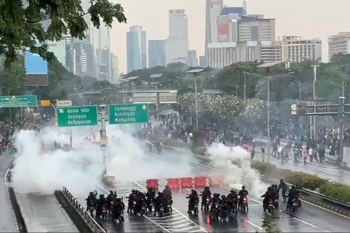 Demo di depan Gedung DPR/MPR RI.