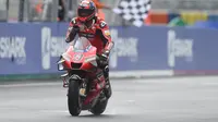 Danilo Petrucci lakukan selebrasi usai finis pertama pada balapan MotoGP Prancis 2020, Minggu (11/10/2020). (JEAN-FRANCOIS MONIER / AFP)