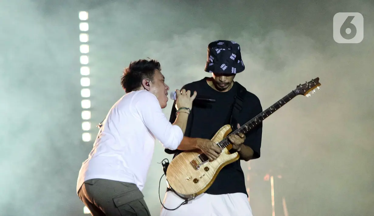 Vokalis dan gitaris grup band NOAH, Ariel (kiri) dan Lukman (kanan) saat tampil memeriahkan acara Pestapora di Gambir Expo, Kemayoran, Jakarta, Minggu (25/9/2022). NOAH tampil menghibur dengan membawakan lagu seperti 'Separuh Aku', 'Hidup Untukmu', 'Mati Tanpamu'. (Liputan6.com/Herman Zakharia)
