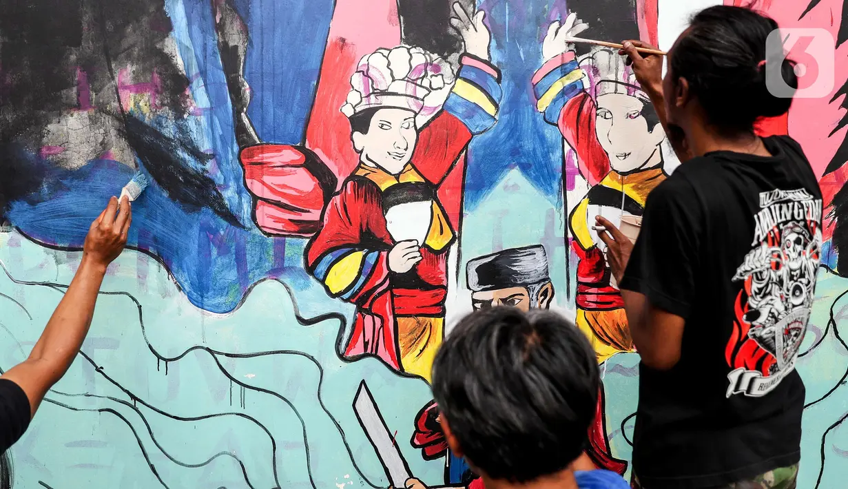Peserta menyelesaikan pembuatan mural saat mengikuti pelatihan seni mural di Pusat Pelatihan Seni Budaya (PPSB) Jalan H Naman, Pondok Kelapa, Jakarta Timur, Selasa (24/6/2025). (Liputan6.com/Herman Zakharia)