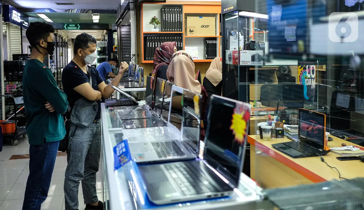 Calon pembeli melihat-lihat produk laptop di pusat elektronik Harco Mangga Dua, Jakarta, Selasa (9/3/2021). Perusahaan riset pasar Canalys memprediksi angka penjualan PC dan laptop kembali di angka 300 juta unit pada 2020 atau naik 15 persen dibandingkan 2019. (merdeka.com/Imam Buhori)