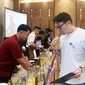 Salah satu finalis Polaris Master ExPOLrasi 2024 sedang meracik menu minuman yang akan dilombakan di depan para juri kompetisi Mixologist. (IST)