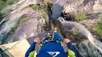 Seorang pemberani memecahkan rekor dunia lompat tebing dari puncak air terjun Cascata del Salto.