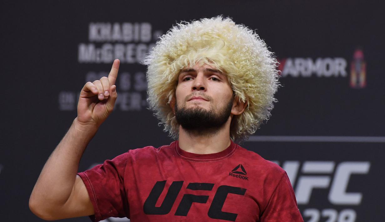 <p>4. Khabib Nurmagomedov - Nama Khabib menjadi perbincangan usai laga melawan Conor McGregor oktober lalu. Kemenangannya di Las Vegas pada laga tersebut berakhir ricuh. (AFP/Ethan Miller)</p>