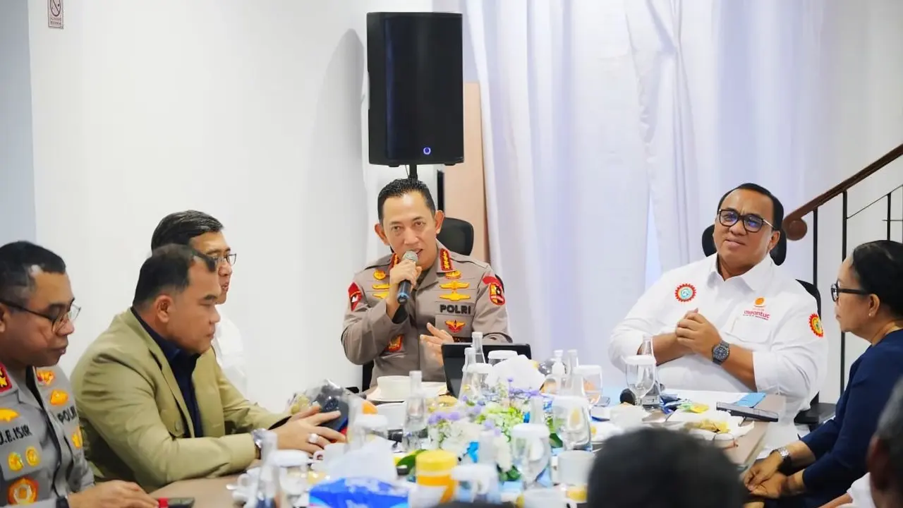 Kapolri Jenderal Pol. Listyo Sigit Prabowo (tengah) menghadiri dialog bersama jajaran Koalisi Besar Perjuangan Buruh Indonesia (KBPBI) di Kantor Sekretariat Bersama KBPBI, Jakarta, Jumat (7/8/2026) (Istimewa)