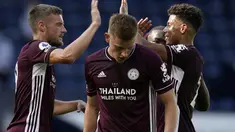 Penyerang Leicester City, Jamie Vardy (kiri) berselebrasi dengan rekan setimnya usai mencetak gol ke gawang West Bromwich Albion pada pertandingan Liga Inggris di Hawthorns di West Bromwich, Inggris, Minggu, (13/9/2020). Vardy mencetak dua gol dan Leicester menang 3-0. (Tim Keeton/Pool via AP)