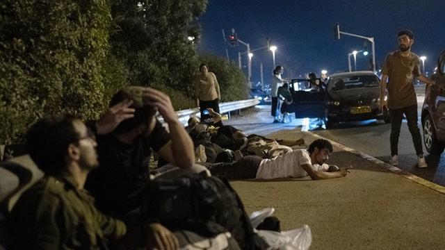 Warga Israel berlindung saat proyektil yang diluncurkan dari Iran dicegat di langit Rosh HaAyin, Israel, Selasa (1/10/2024).