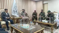 Ketua Dewan Masjid Indonesia (DMI) Jusuf Kalla (JK) bertemu langsung dengan Menteri Pertahanan Afghanistan Mullah Mohammad Yaqoob Mujahid. (Dok. Tim JK)