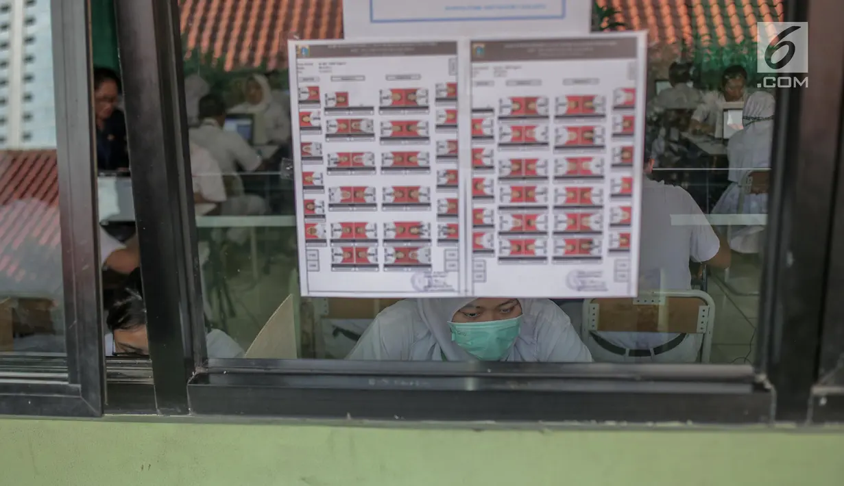 Sejumlah siswa mengerjakan soal Bahasa Indonesia dalam Ujian Nasional Berbasis Komputer (UNBK) di SMPN 1, Cikini, Jakarta, Senin, (22/4). Sebanyak 4.279.008 siswa mengikuti UNBK tingkat SMP dan Madrasah Tsanawiyah (MTS) yang dilaksanakan mulai 22 hingga 25 April. (Liputan6.com/Faizal Fanani)