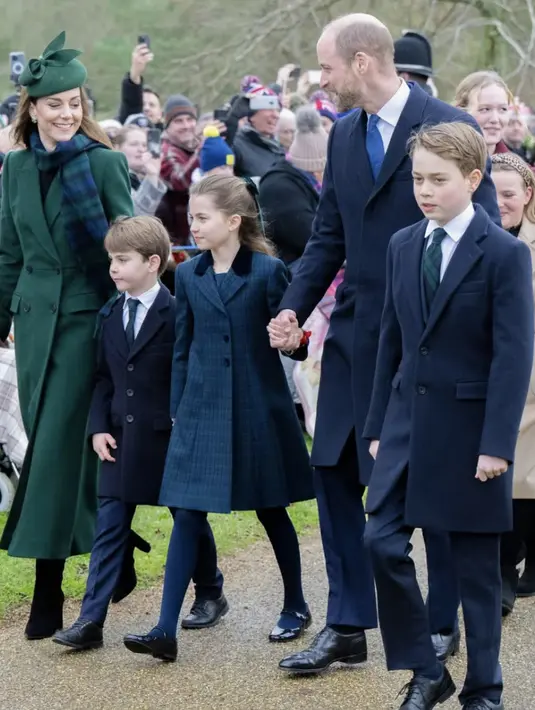 Nuansa hijau dan motif tartan jadi penyempurna gaya yang sempurna. [Foto: Instagram/ TheWales_Family]