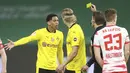 Gelandang Borussia Dortmund, Jude Bellingham (kiri) menerima kartu kuning dari wasit Felix Brych saat melawan RB Leipzig dalam laga final DFB Pokal 2020/2021 di Olympiastadion, Berlin, Kamis (13/5/2021). Dortmund menang 4-1 atas Leipzig dan menjadi juara. (AP/Jan Woitas/Pool)