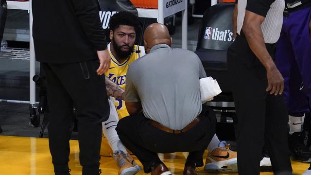 Forward Los Angeles Lakers, Anthony Davis, kembali mengalami cedera ketika kalah dari Phoenix Suns pada babak play-off NBA di Staples Center, Jumat (4/6/2021).