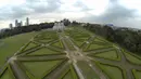 Taman Curitiba berlokasi di kota Curtiba Brazil Selatan. Taman ini dibuka sejak tahun 1991, dibangun dengan gaya arsitektur Perancis dimana saat pintu masuk kamu bisa menikmati indahnya taman yang luas dengan air mancur di tengah-tengahnya. (Youtube.com)