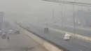 Kendaraan melaju di jalan raya saat kabut asap menyelimuti Lahore, Pakistan, Rabu (11/11/2020). Kabut asap yang menyelimuti Lahore mendorong para dokter untuk mendesak orang-orang agar tetap di rumah. (AP Photo/K.M. Chaudary)