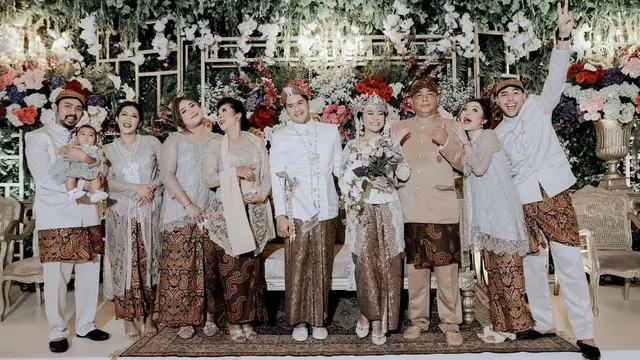 6 Potret Penampilan Siti Badriah di Pernikahan Adik Ipar, Kompak Pakai Sarimbit