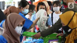Petugas memeriksa seekor kucing saat melakukan vaksinasi antirabies terhadap hewan peliharaan di Kelurahan Rawa Jati, Jakarta, Sabtu (7/11/2020). Pemberian vaksin gratis tersebut untuk menghindari dan mengantisipasi penyebaran penyakit rabies kepada hewan peliharaan. (merdeka.com/Imam Buhori)