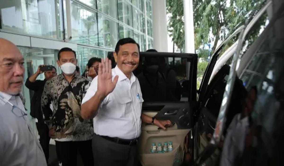 Meski kini dia sedang menjalani perawatan di Singapura, namun Luhut tetap memantau perkembangan yang ada di Tanah Air.