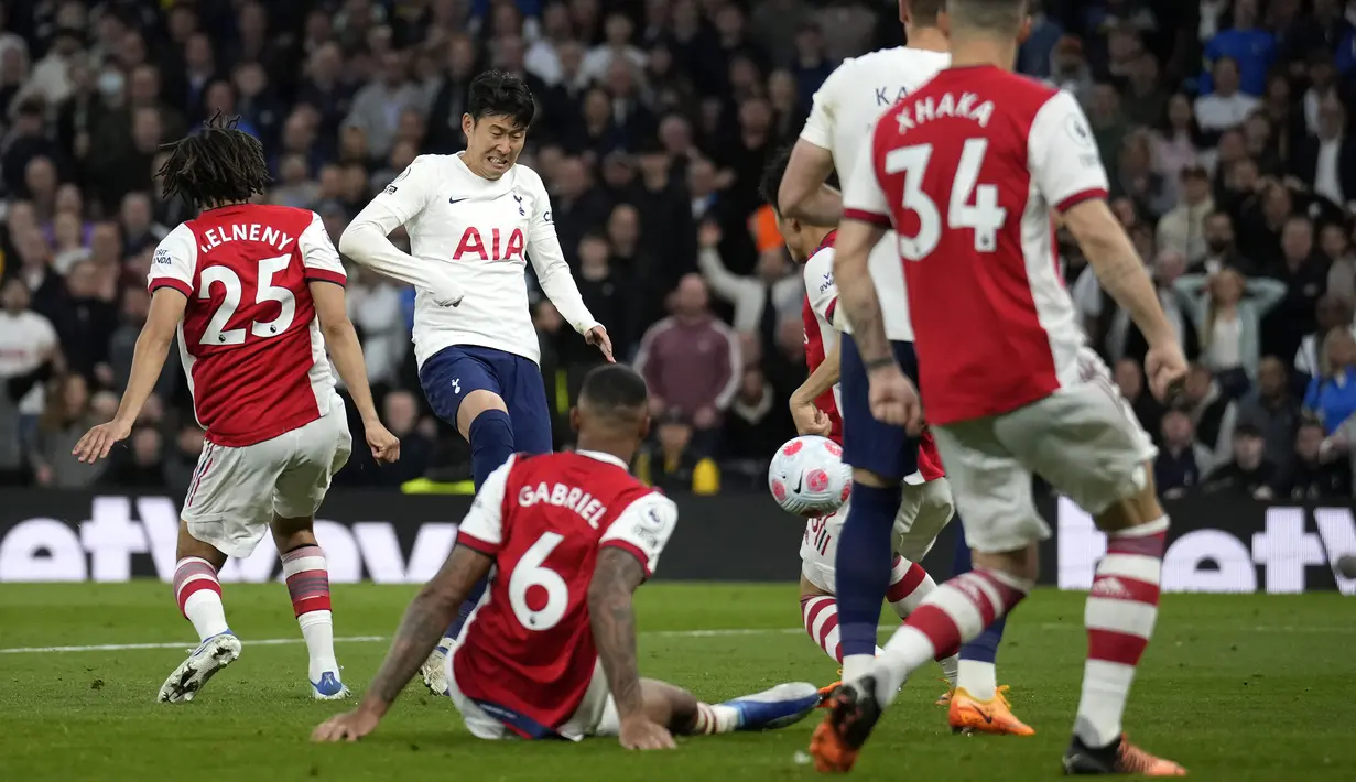 Satu golnya pada menit ke-47, sudah cukup bagi Son Heung-min untuk memanaskan persaingan pencetak gol terbanyak di Liga Inggris. Winger Korea Selatan itu tercatat sudah mencetak total 21 gol atau hanya terpaut satu gol dari Mohamed Salah yang berhasil membukukan 22 gol sejauh ini. (AP/Matt Dunham)