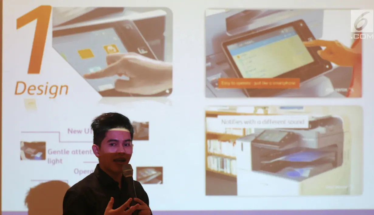 Enterprise Document Solutions (EDS) Product Manager PT Astra Graphia Tbk, Roma Romansyah memberikan penjelasan pada peluncuran mesin multifungsi Fuji Xerox ApeosPort/DocuCentre-VII Series di Jakarta, (28/3). Mesin tersebut memiliki kecepatan hingga 70 ppm (page per minute). (Liputan6.com/HO/Dede)