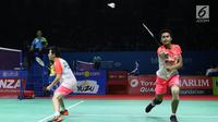 Ganda campuran Indonesia, Tontowi Ahmad/Liliyana Natsir mengembalikan kok ke arah Yugo Kobayashi/Misaki Matsumoto (Jepang) pada 16 besar Indonesia Open 2018 di Istora GBK Jakarta, Kamis (5/7). Tontowi/Liliyana unggul. (Liputan6.com/Helmi Fithriansyah)