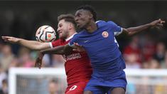 Pemain Liverpool, Alexis Mac Allister (kiri) berebut bola dengan pemain Chelsea, Nikolas Jackson pada laga pekan pertama Liga Inggris 2023/2024 di Stamford Bridge Stadium, London, 13 Agustus 2023. (AP Photo/Ian Walton)