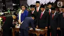 Joko Widodo atau Jokowi (kanan) dan Ma'ruf Amin (kiri) menandatangani berkas saat dilantik menjadi Presiden dan Wakil Presiden RI periode 2019-2024 di Gedung Nusantara, Jakarta, Minggu (20/10/2019).  Jokowi dan Ma'ruf Amin resmi menjadi Presiden dan Wakil Presiden RI. (Liputan6.com/JohanTallo)