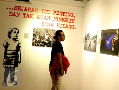 Pengunjung mengamati karya fotografi dalam Roadshow Pameran Fotografi Jurnalistik Anugerah Pewarta Foto Indonesia (APFI) 2016 di Galeri Foto Jurnalistik Antara, Jakarta, Minggu (9/10). (Liputan6.com/Gempur M. Surya)