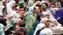 Usai mendengar pengumuman penetapan awal Ramadan, ribuan umat muslim langsung melaksanakan salat tarawih. (Liputan6.com/Herman Zakharia)