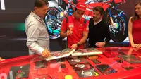 Pembalap Ducati, Danilo Petrucci saat membagi-bagikan tanda tangan di acara EICMA 2019 (Liputan6.com/Marco Tampubolon)