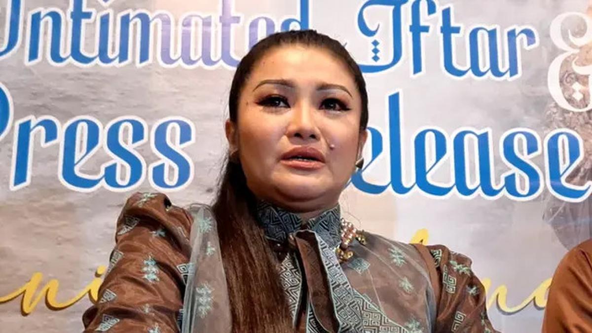 Fitri Carlina Menangis Ceritakan Kondisi Ayahnya yang Nyaris Pergi untuk Selamanya