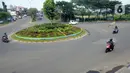 Aktivitas lalulalang kendaraan roda dua dan empat terlihat lengang pada hari ketiga penerapan Pembatasan Sosial Berskala Besar (PSBB) di Bundaran Ciater, Tangerang Selatan, Banten, Senin (20/04/2020). (merdeka.com/Dwi Narwoko)